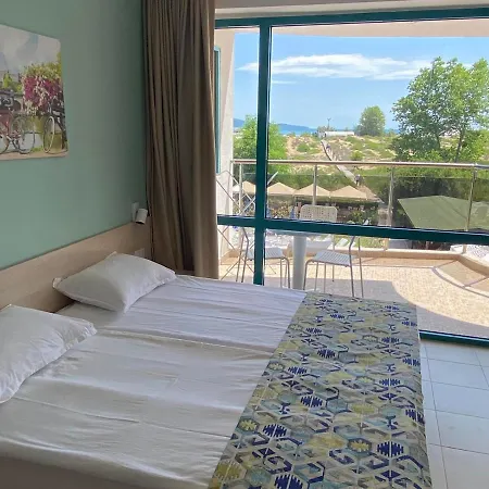 מלון Sirena Hotel סאני ביץ'